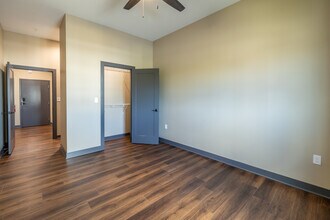 City Hall Suites in Dekalb, IL - Foto de edificio - Building Photo