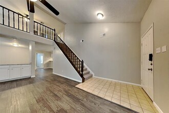 28 Windfellow Pl in Spring, TX - Foto de edificio - Building Photo