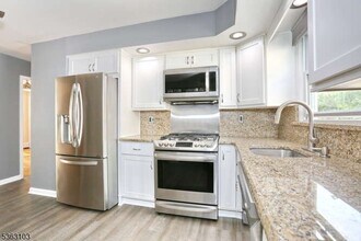 29 Leliarts Ln in Elmwood Park, NJ - Building Photo - Building Photo
