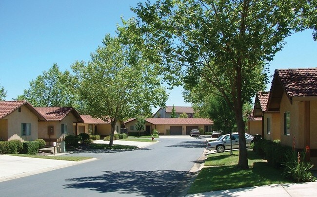 Hilltop Village Apartments in Redding, CA - Building Photo - Building Photo