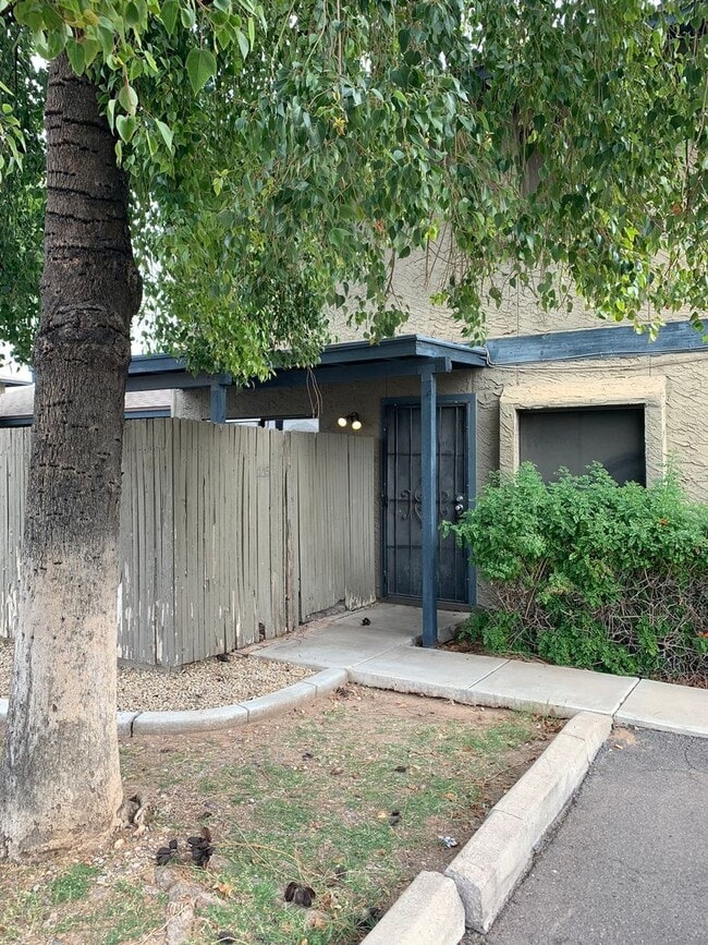 property at 286 W Palomino Dr