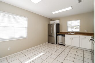 9513 Drakemill Ct in Tampa, FL - Building Photo - Building Photo
