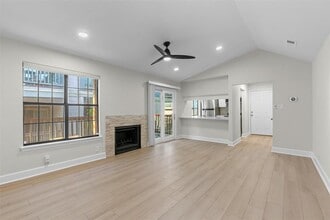 2215 Post Rd in Austin, TX - Foto de edificio - Building Photo