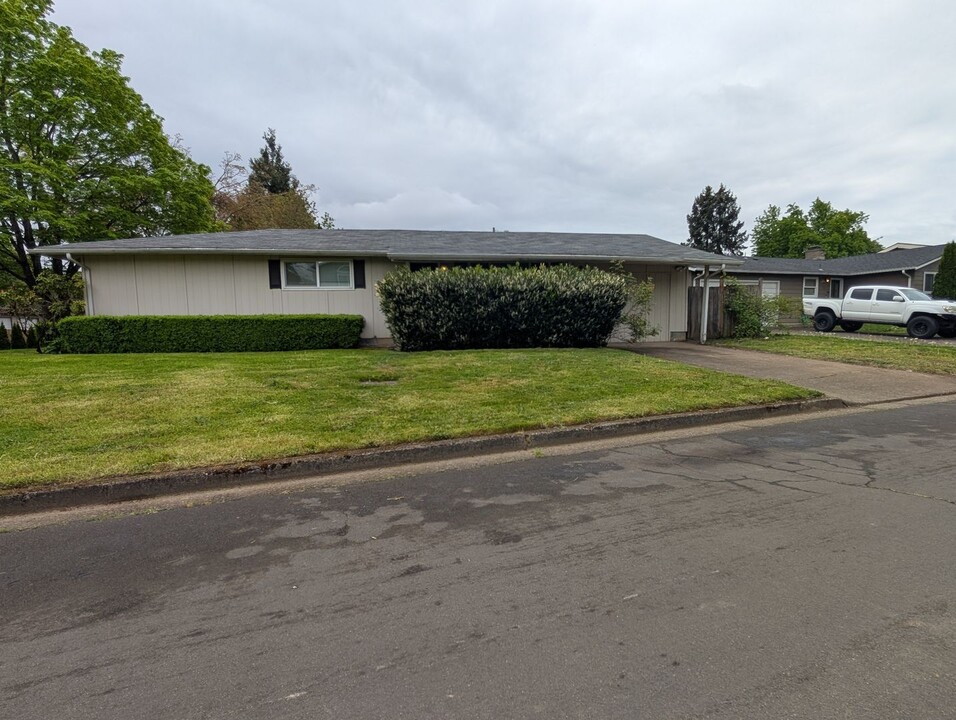 1325 W Quinalt St in Springfield, OR - Building Photo