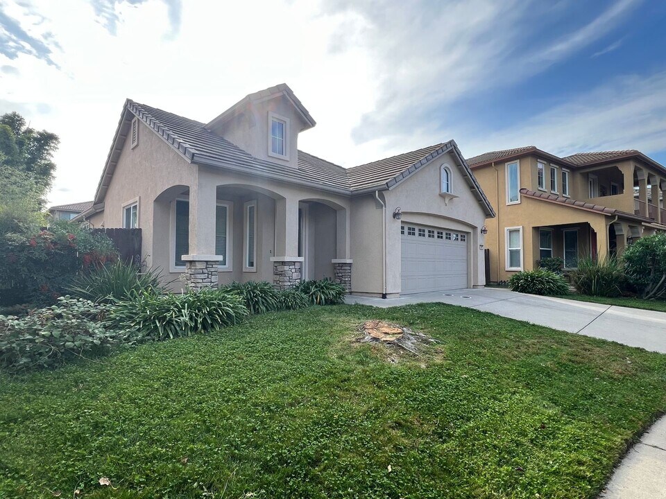 2467 Bear River Ct in West Sacramento, CA - Building Photo