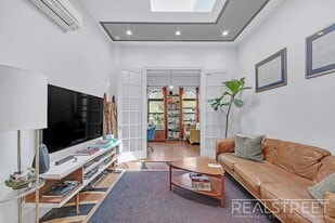 Beautiful 3 bed / 1 bath apartment in Bushwick, prime location! in Brooklyn, NY - Building Photo