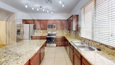 9218 W Meadow Dr in Peoria, AZ - Building Photo - Building Photo
