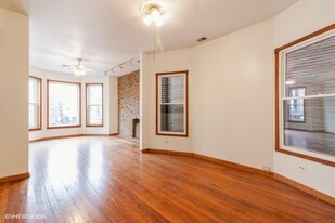 2112 N California Ave, Unit 1 in Chicago, IL - Building Photo - Building Photo