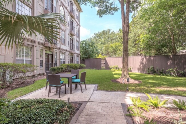5800 Woodway Dr in Houston, TX - Building Photo - Building Photo