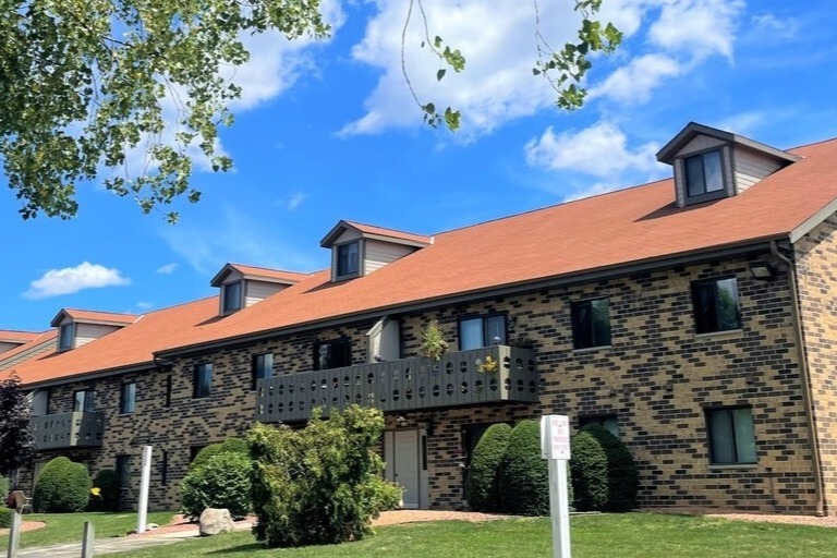 Greenfield Park Apartments in Greenfield, WI - Building Photo