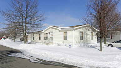 Oakland Estates MHC in Auburn Hills, MI - Building Photo - Building Photo