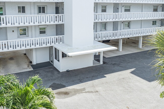 South Sea Islander Condominium in Lantana, FL - Building Photo - Building Photo