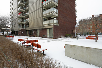 West Park Court in Pittsburgh, PA - Building Photo - Building Photo