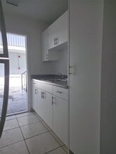 2040 NE 170th St in North Miami Beach, FL - Building Photo - Building Photo