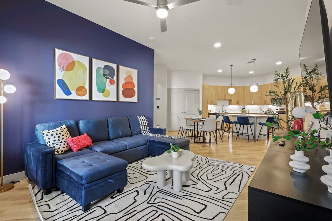 13701 Montfort Dr in Dallas, TX - Foto de edificio