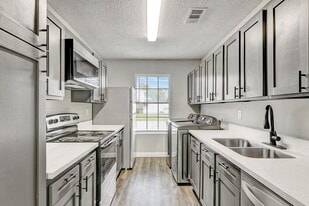 Lexington Square Townhomes in Beaumont, TX - Building Photo