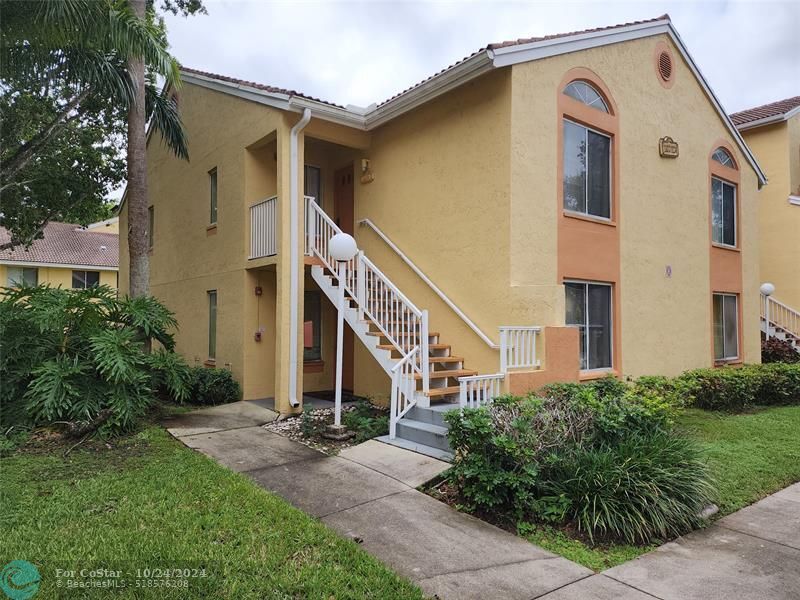 1104 Coral Club Dr in Coral Springs, FL - Building Photo