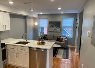 13 Wiget St, Unit 3 in Boston, MA - Foto de edificio - Building Photo
