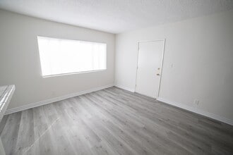 1315 Ocean Park Blvd in Santa Monica, CA - Foto de edificio - Building Photo