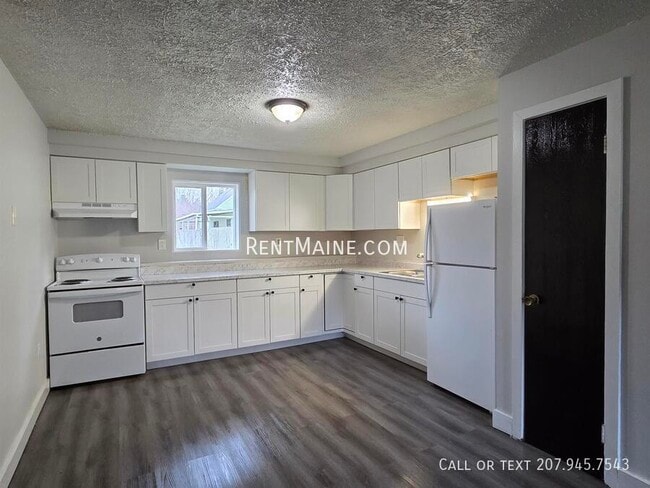 22 Hillside Ln in Lewiston, ME - Foto de edificio - Building Photo