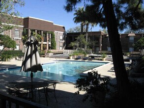 7575 Katy Fwy in Houston, TX - Foto de edificio - Building Photo