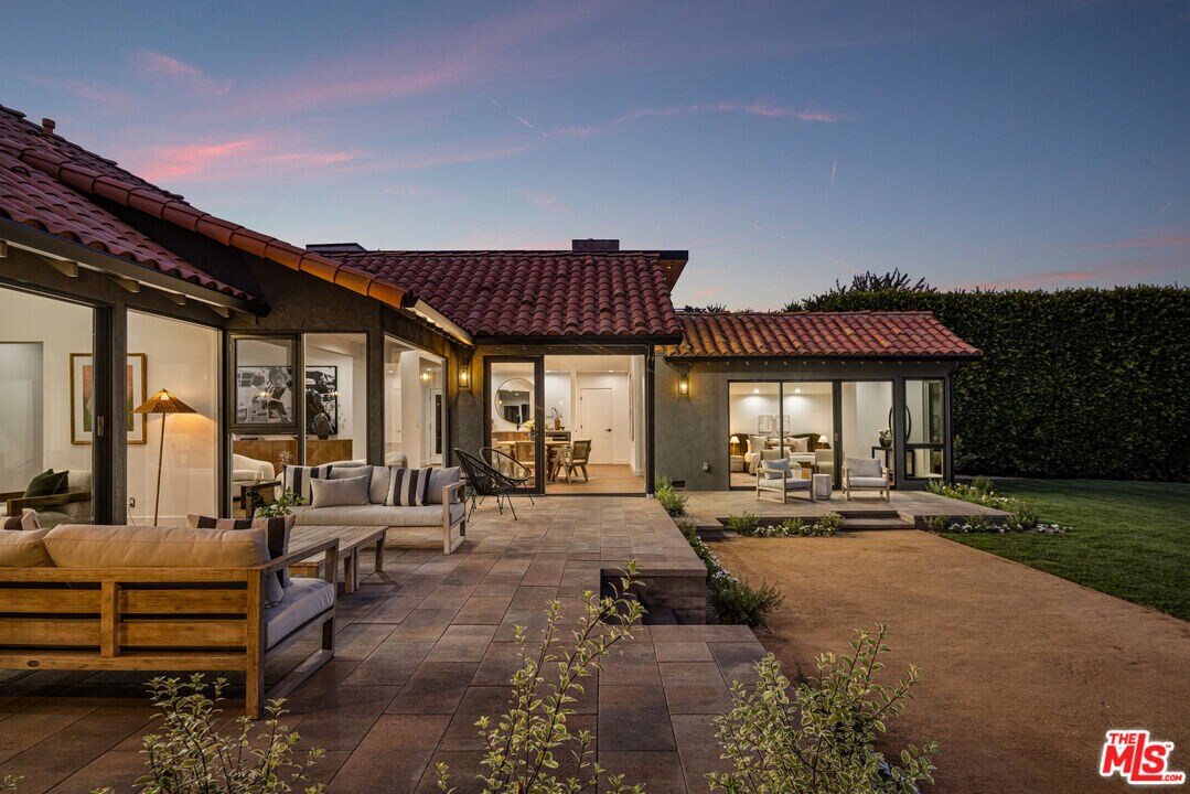 992 Napoli Dr in Los Angeles, CA - Building Photo