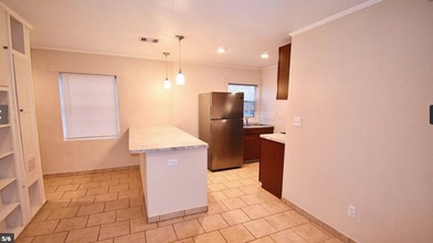 429 W 2nd St, Unit 1/2 in Freeport, TX - Foto de edificio - Building Photo