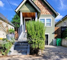 3962 NE Grand Ave in Portland, OR - Building Photo