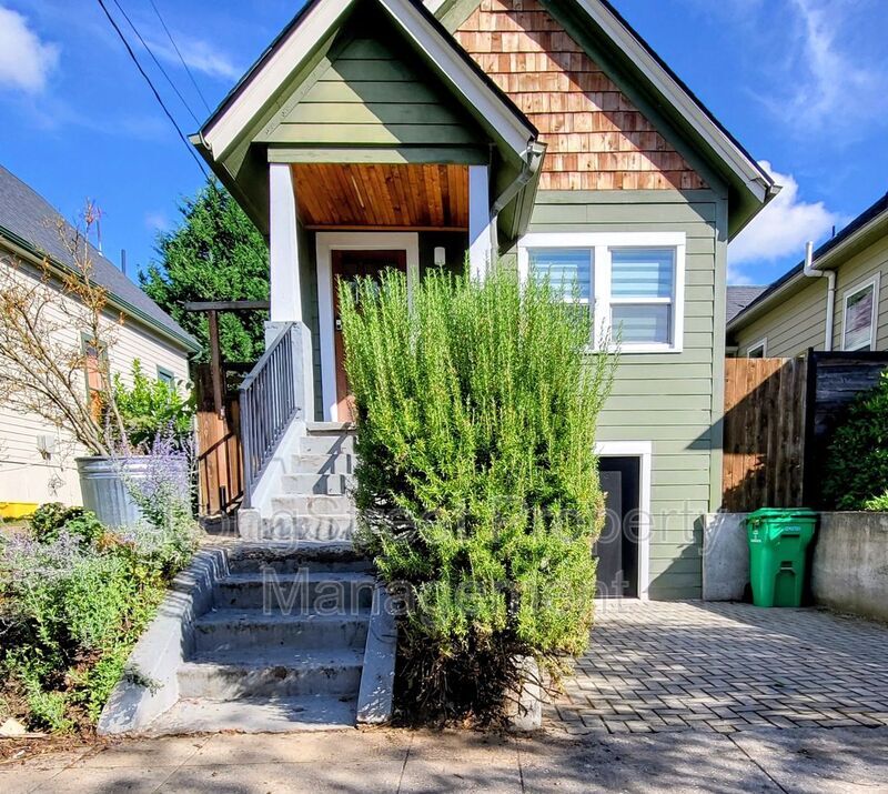 3962 NE Grand Ave in Portland, OR - Building Photo