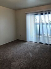 7004 N Half Moon Dr in Bakersfield, CA - Building Photo - Building Photo