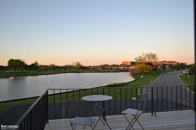 101 Country Club Dr, Unit 84 in St. Clair Shores, MI - Building Photo - Building Photo