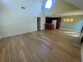 325 N Melrose Dr in Vista, CA - Building Photo - Building Photo