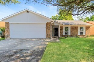 6637 N Park Dr in Watauga, TX - Building Photo