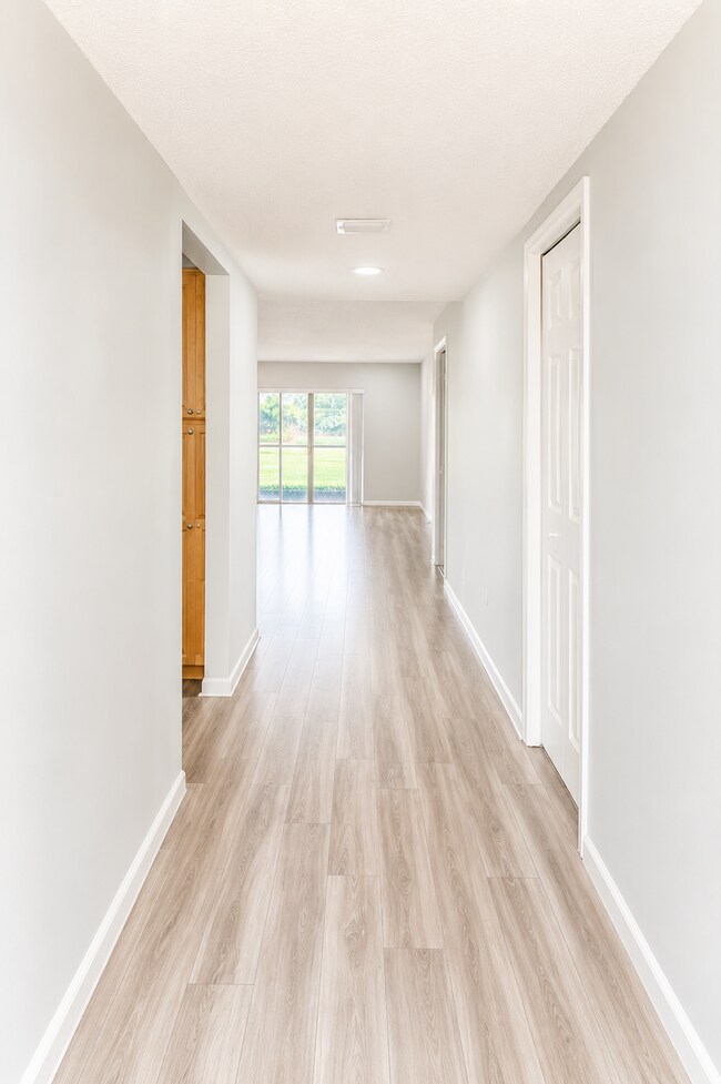 16431 Blatt Blvd, Unit In the heart of Weston! in Weston, FL - Foto de edificio - Building Photo