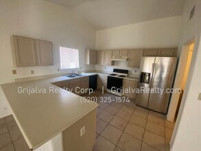 8140 S Carbury Way in Tucson, AZ - Building Photo - Building Photo