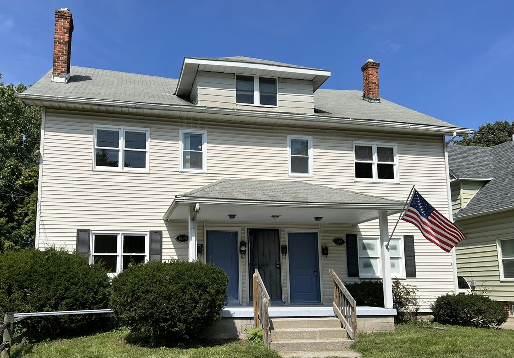 1922 Airline Ave-Unit -1922 1/2 (Upper) in Toledo, OH - Foto de edificio