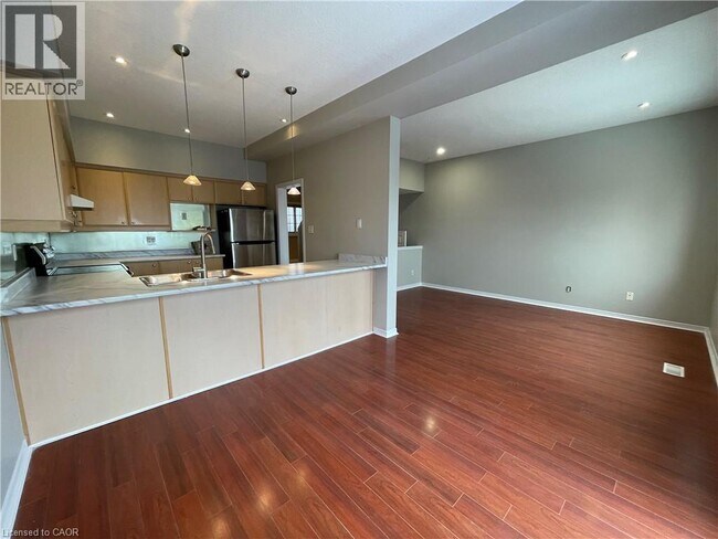 103 Hollyridge Crescent in Kitchener, ON - Building Photo - Building Photo