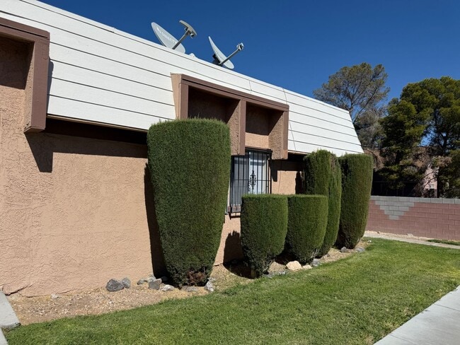3619 Villa Knolls E Dr in Las Vegas, NV - Building Photo - Building Photo