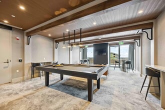 2075 King Rd in King City, ON - Building Photo - Building Photo