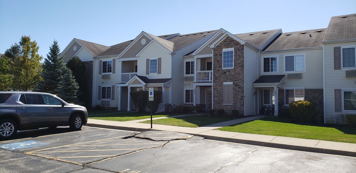 1819 Silverstone Dr in Carpentersville, IL - Building Photo