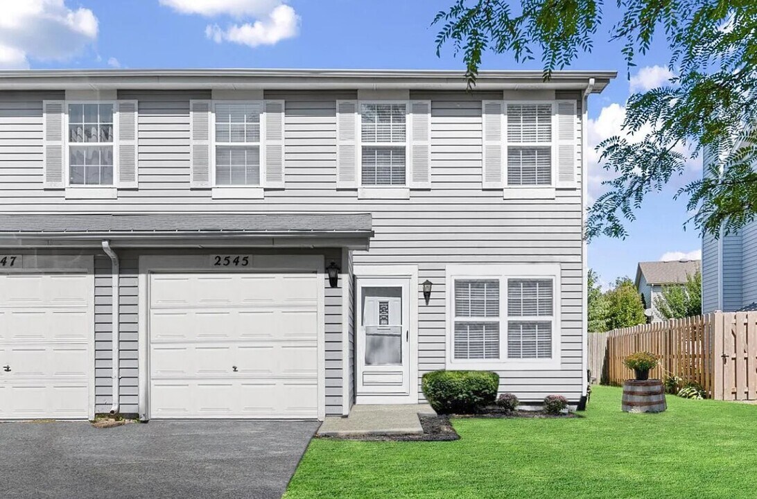 2545 Eldorado Ln in Naperville, IL - Building Photo