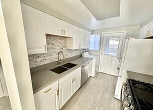 2260 N Indian Canyon Dr in Palm Springs, CA - Building Photo - Building Photo