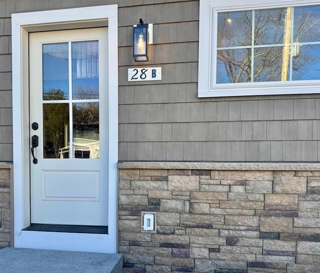 28 Emerald Ave in Hampton, NH - Foto de edificio - Building Photo