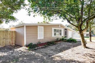 511 Sutton Pl in Brandon, FL - Foto de edificio - Building Photo