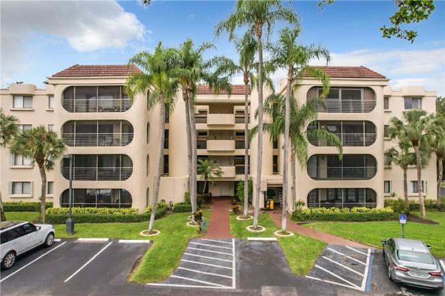 6342 Longboat Ln W in Boca Raton, FL - Foto de edificio - Building Photo