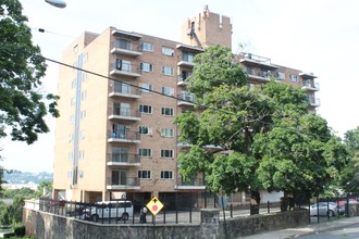 Pine Hill Towers in Waterbury, CT - Foto de edificio - Building Photo