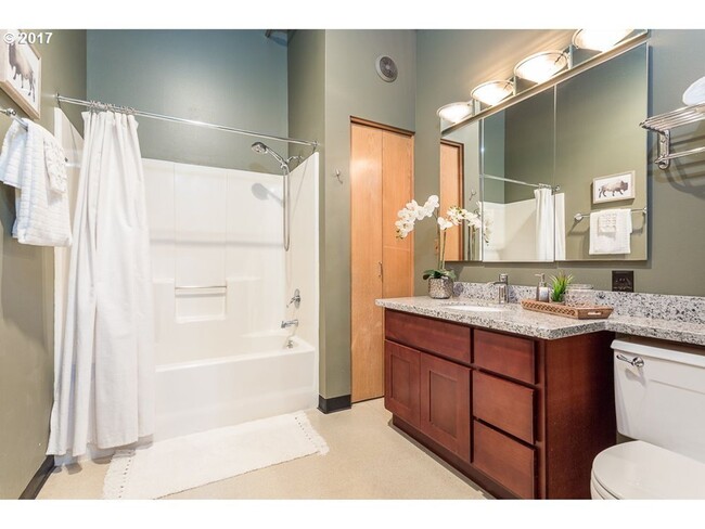 1314 NW Irving St in Portland, OR - Building Photo - Building Photo