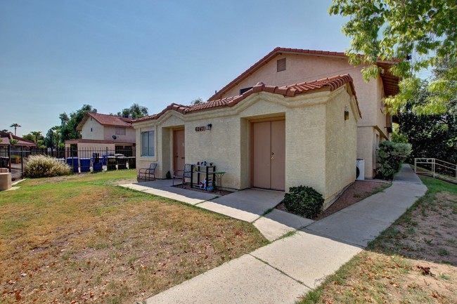 Gorgeous Townhouse with Private Yard and W... in Mesa, AZ - Building Photo - Building Photo