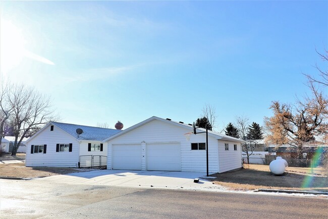 619 2nd Ave NE in Kenmare, ND - Building Photo - Building Photo