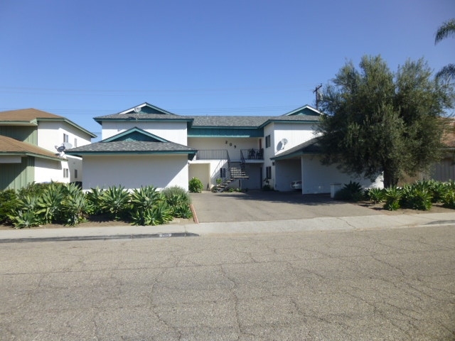 209 W Santa Barbara St in Santa Paula, CA - Building Photo